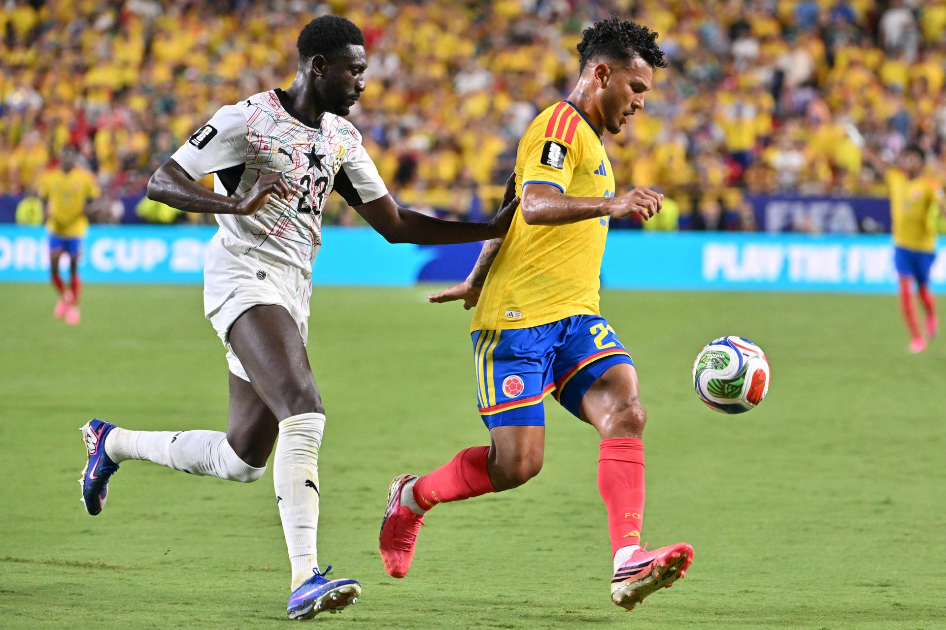 Derrick Luckassen, de Ghana, persigue al colombiano Luis Suárez en el partido jugado en Kansas City. EFE/EPA/AMY KONTRAS

