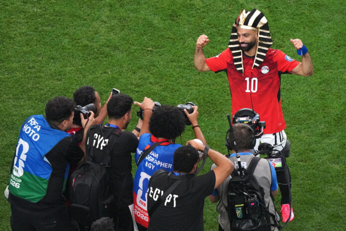 Mohamed Salah (d) celebra la clasificación de Egipto a octavos de final del Mundial disfrazado de faraón en el estadio AT&T de Arlington. EFE/ Kenneth Fernandez
