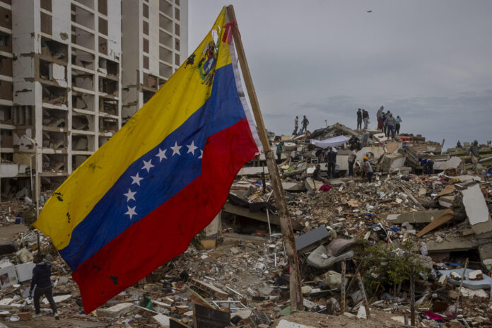 Voluntarios y rescatistas realizan labores de búsqueda en una zona un afectada por el doble terremoto del 24 de junio, este viernes, en Caraballeda, La Guaira (Venezuela). EFE/ Miguel Gutiérrez
