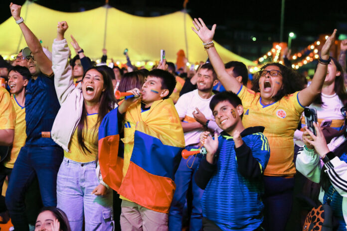 Decenas de aficionados colombianos fueron captados este 3 de julio al celebrar el triunfo de su selección de fútbol 1-0 sobre Ghana y el paso a los octavos de final del Mundial FIFA 2026, en Bogotá (Colombia). EFE/Carlos Ortega
