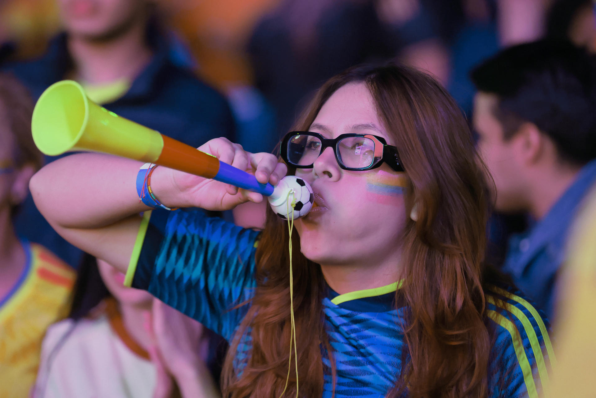 Decenas de aficionados colombianos fueron captados este 3 de julio al celebrar el triunfo de su selección de fútbol 1-0 sobre Ghana y el paso a los octavos de final del Mundial FIFA 2026, en Bogotá (Colombia). EFE/Carlos Ortega