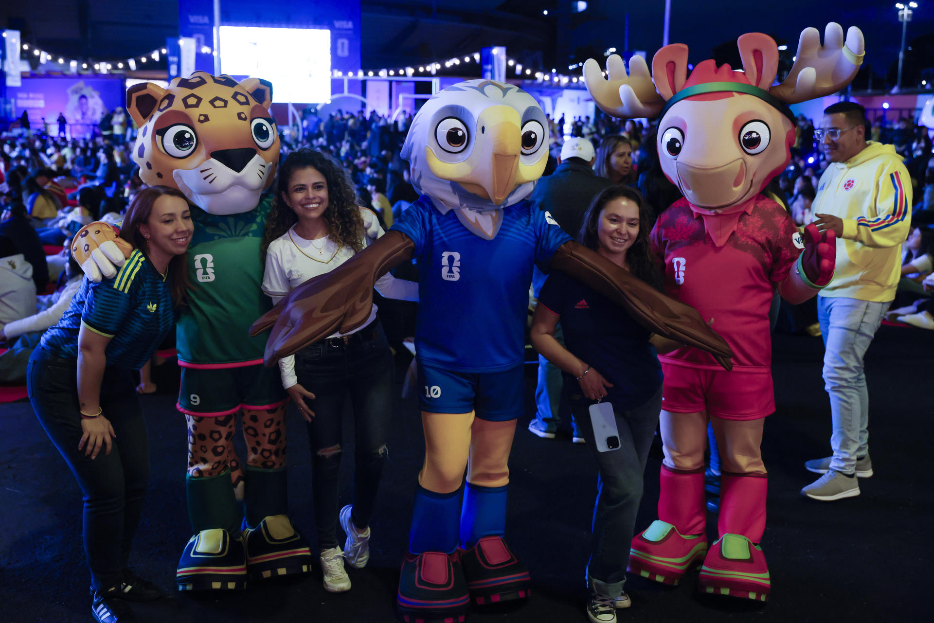 Decenas de aficionados colombianos fueron captados este 3 de julio al celebrar el triunfo de su selección de fútbol 1-0 sobre Ghana y el paso a los octavos de final del Mundial FIFA 2026, en Bogotá (Colombia). EFE/Carlos Ortega