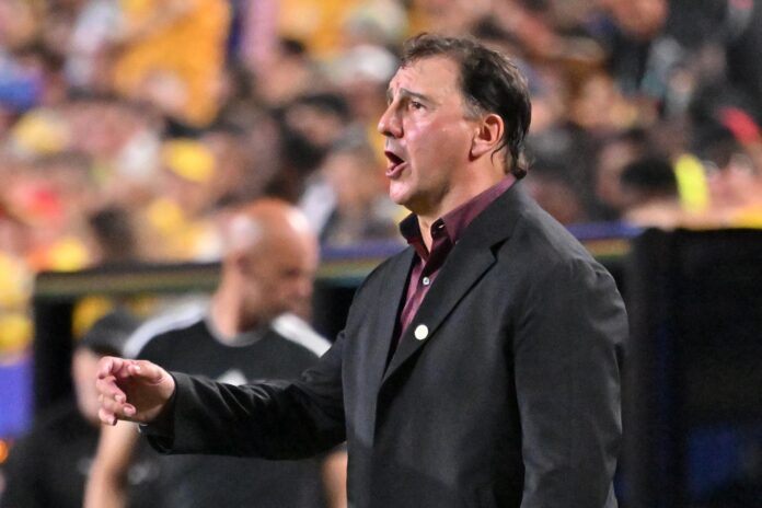 El seleccionador nacional de Colombia, Néstor Lorenzo, gesticula durante el partido de dieciseisavos de final del Mundial 2026 entre Colombia y Ghana en Kansas City, Missouri (EE.UU.). EFE/AMY KONTRAS

