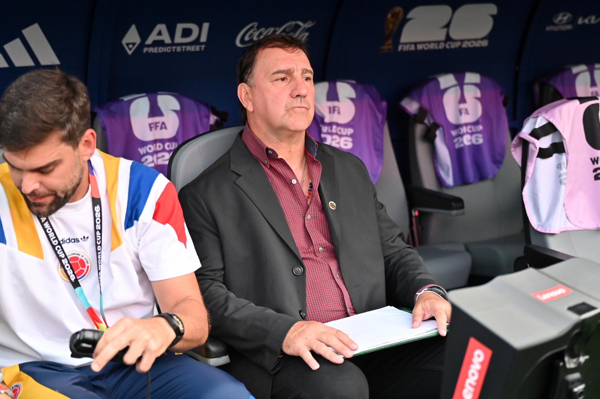 El entrenador de Colombia, Néstor Lorenzo, observa antes del partido de dieciseisavos de final del Mundial de la FIFA 2026 entre Colombia y Ghana en Kansas City, Missouri (EE.UU.). EFE/AMY KONTRAS
