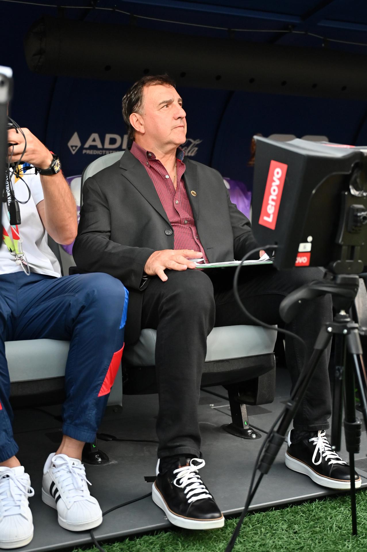 El técnico de Colombia, Néstor Lorenzo, observa antes del partido de dieciseisavos de final del Mundial 2026 entre Colombia y Ghana, en Kansas City, Missouri (EE.UU.). EFE/AMY KONTRAS
