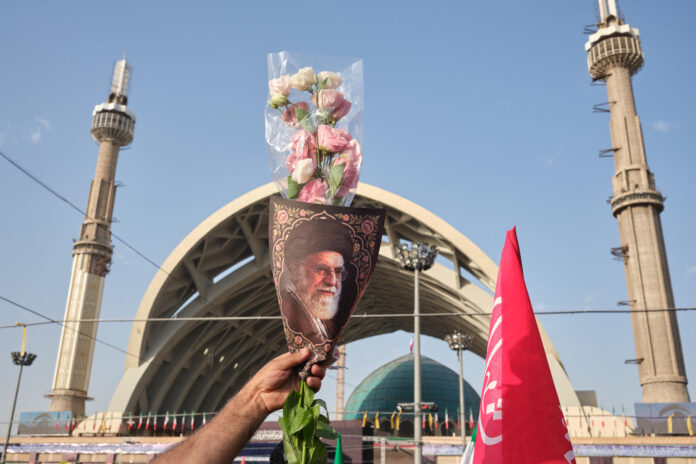 Un hombre sostiene una imagen del asesinado líder supremo de Irán, Alí Jameneí, durante el funeral del religioso en la mezquita Mosala de Teherán. Irán comenzó este sábado los funerales públicos por el asesinado líder supremo, Alí Jameneí, con la participación de miles de personas que acudieron a despedir al dirigente fallecido hace más de cuatro meses en los ataques lanzados por Estados Unidos e Israel el 28 de febrero, primer día de la guerra. EFE/Jaime León
