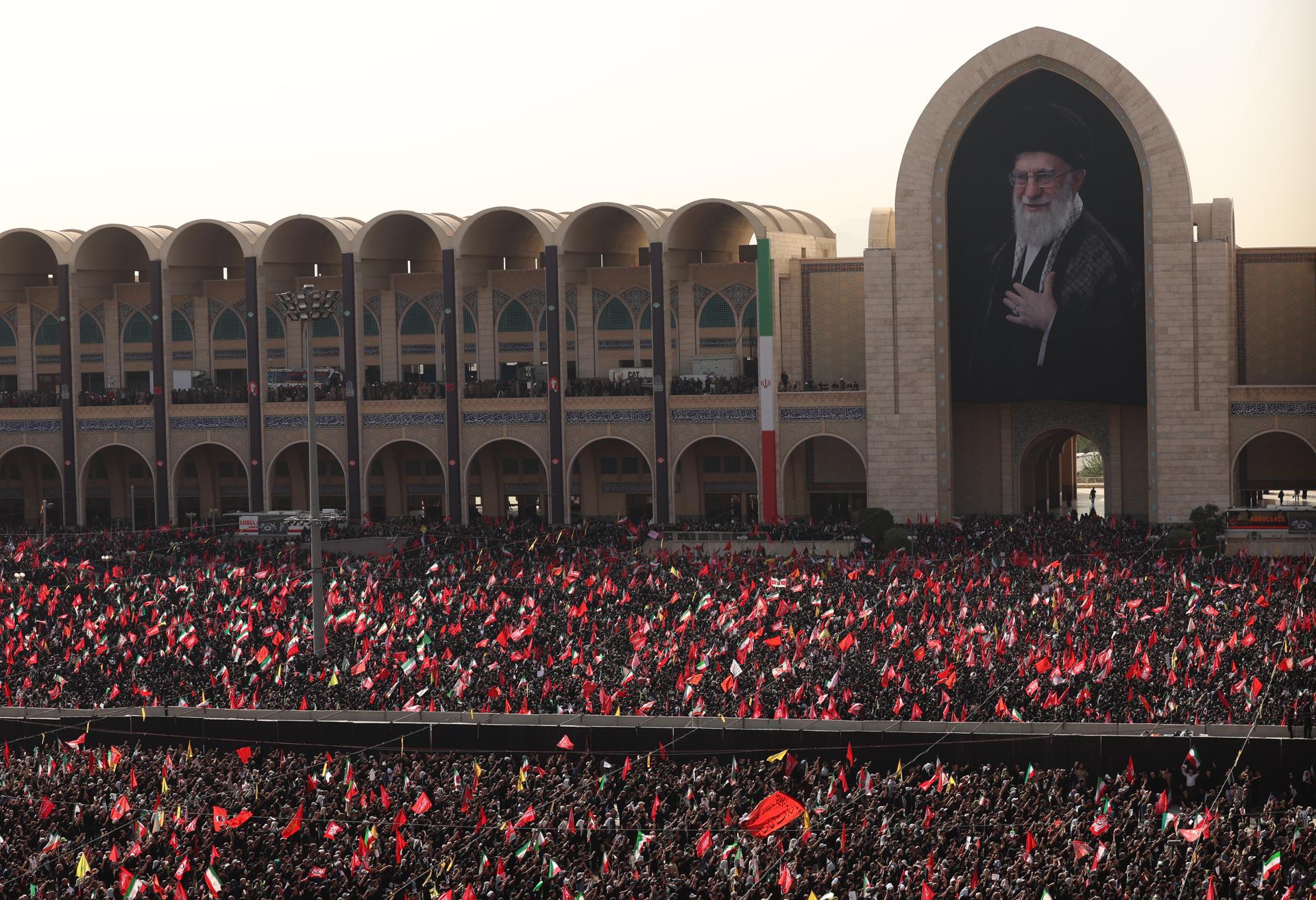 Un hombre grita eslóganes contra Estados Unidos e Israel en el funeral del asesinado líder supremo de Irán, Alí Jameneí, en la mezquita Mosala de Teherán. Irán comenzó este sábado los funerales públicos por el asesinado líder supremo, Alí Jameneí, con la participación de miles de personas que acudieron a despedir al dirigente fallecido hace más de cuatro meses en los ataques lanzados por Estados Unidos e Israel el 28 de febrero, primer día de la guerra. EFE/Jaime León