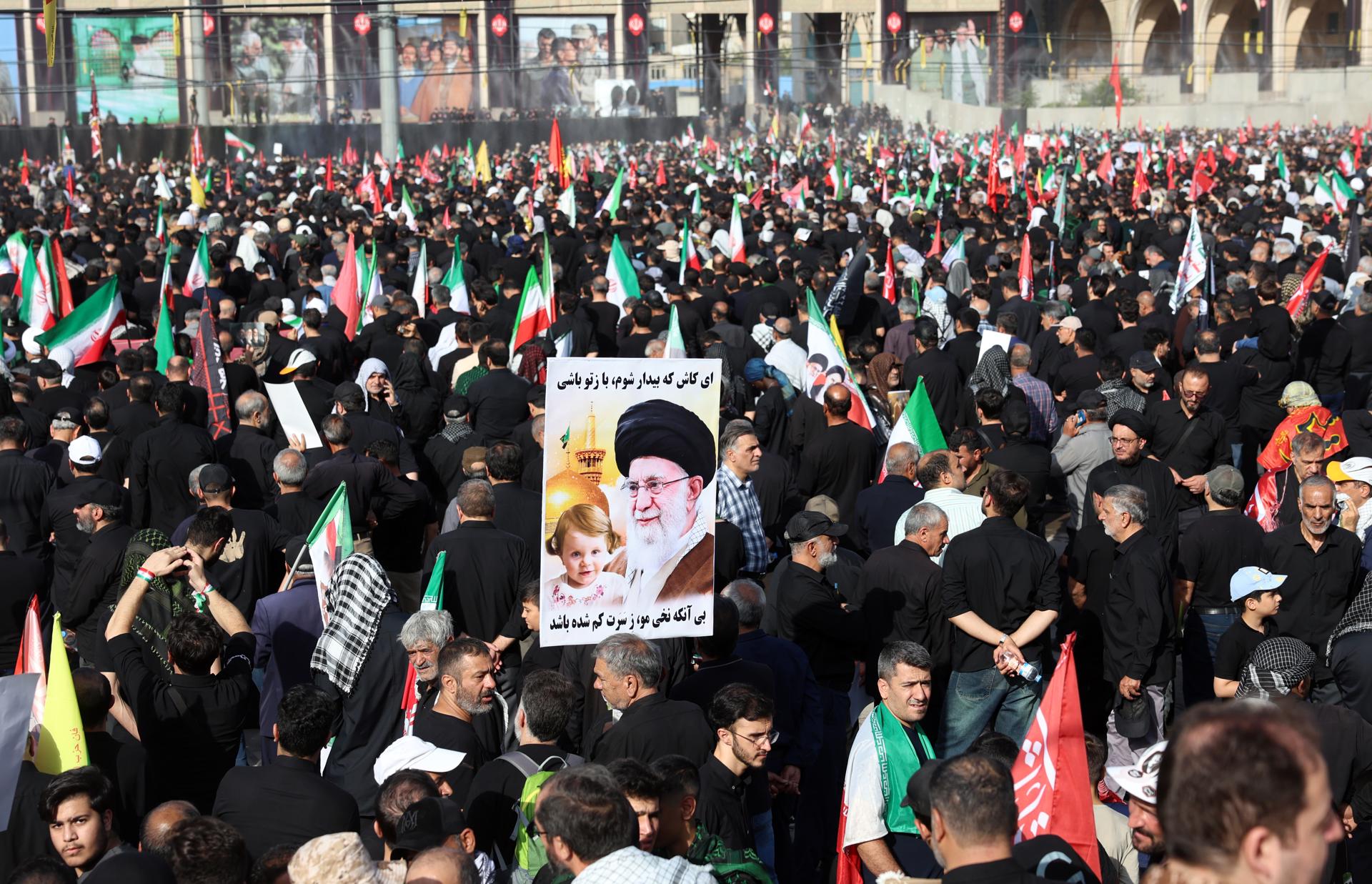 Una pancarta llama a matar al presidente estadounidense Donald Trump en los funerales del asesinado líder supremo de Irán Alí Jameneí en la mezquita Mosala de Teherán. Irán comenzó este sábado los funerales públicos por el asesinado líder supremo, Alí Jameneí, con la participación de miles de personas que acudieron a despedir al dirigente fallecido hace más de cuatro meses en los ataques lanzados por Estados Unidos e Israel el 28 de febrero, primer día de la guerra. EFE/Jaime León