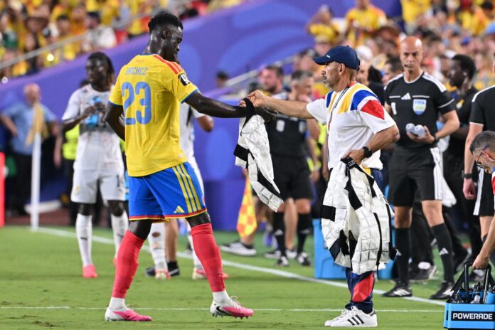 Davinson Sánchez, de Colombia (i), durante el partido de este viernes, correspondiente a los dieciseisavos de final del Mundial de Estados Unidos, México y Canadá, contra Ghana. EFE/ AMY KONTRAS
