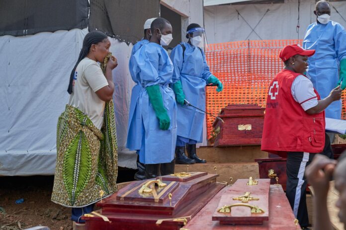 Familiares de víctimas del ébola recogen los cuerpos en el hospital de Mongbwalu, Ituri, República Democrática del Congo, en una imagen del 26 de junio de 2026 (difundida el 30 de junio de 2026). EFE/EPA/DIEUDONNE DIROLE
