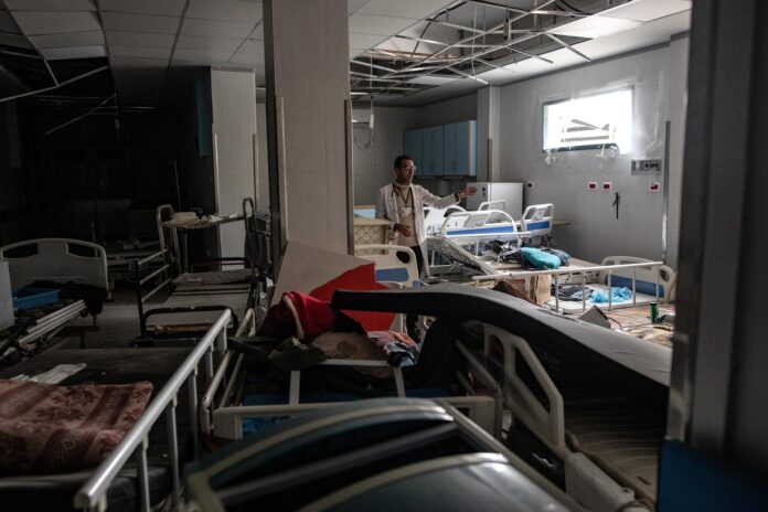 Fotografía de archivo de un médico palestino inspeccionando una sala del dañado Hospital Nasser en Jan Yunis, tras la retirada de las fuerzas terrestres israelíes de partes del sur de la Franja de Gaza, el 8 de abril de 2024. EFE/EPA/HAITHAM IMAD
//////////
Khan Younis (---), 08/04/2024.- Un médico palestino inspecciona una habitación dentro del dañado Hospital Nasser en Khan Younis, tras la retirada de las fuerzas terrestres israelíes del sur de la Franja de Gaza el 8 de abril de 2024. Los palestinos desplazados han comenzado a regresar a Khan Younis después de que el ejército israelí anunciara el 7 de abril su retirada parcial de zonas del sur de la Franja de Gaza. Desde el 7 de octubre de 2023, hasta 1,9 millones de personas, o más del 85 por ciento de la población, han sido desplazadas en toda la Franja de Gaza, algunas en múltiples ocasiones, según la Agencia de Obras Públicas y Socorro de las Naciones Unidas para los Refugiados de Palestina en el Cercano Oriente (UNRWA), que añadió que la mayoría de los civiles en Gaza tienen 