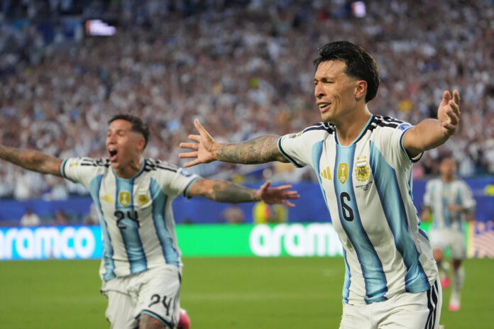 Lisandro Martinez (d), de Argentina, celebra el gol del triunfo de su selección sobre la de Cabo Verde (3-2) en el partido de dieciseisavos de final del Mundial de Estados Unidos, México y Canadá disputado este viernes. EFE/Alberto Boal
