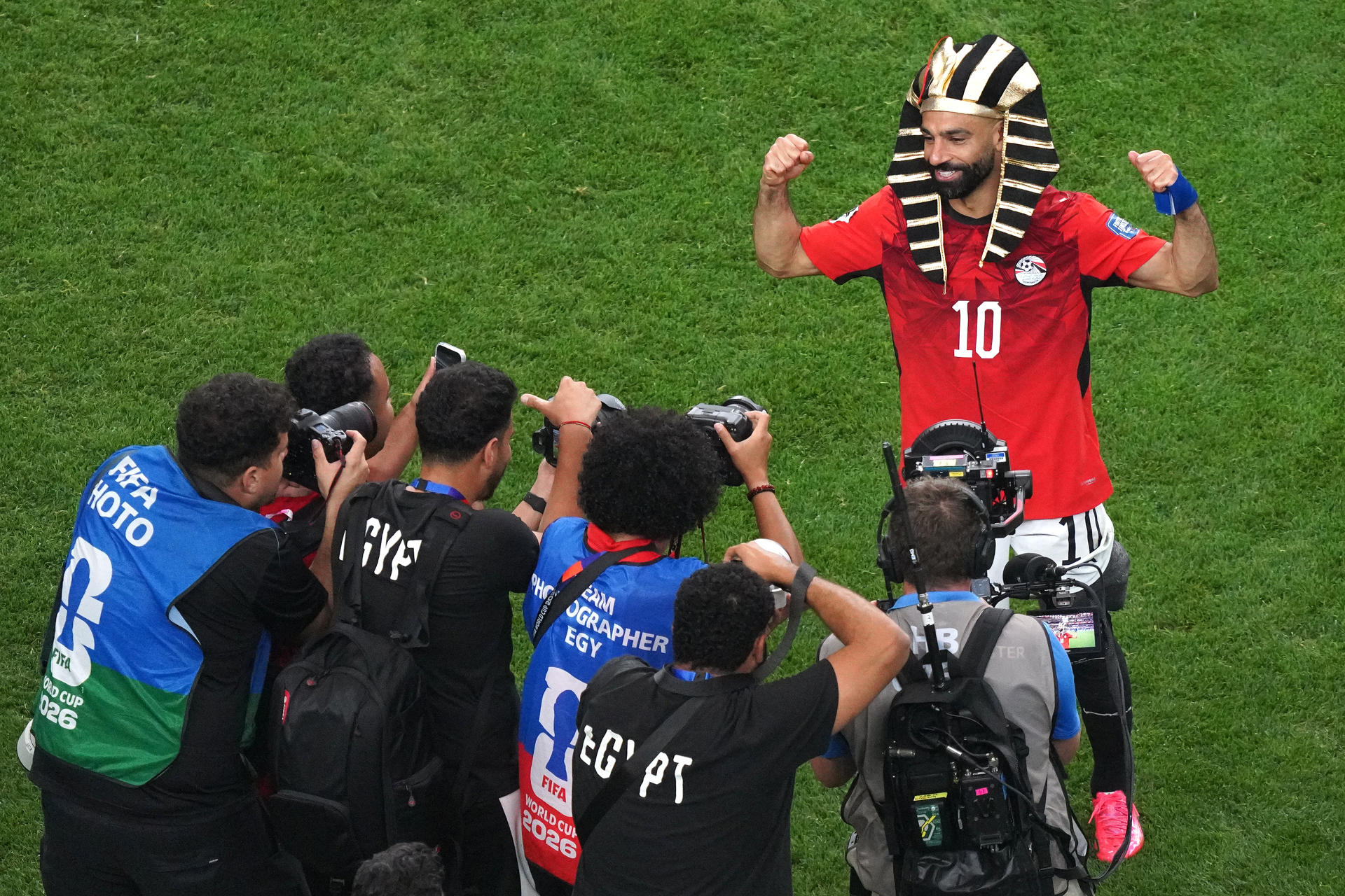 Mohamed Salah (d), de Egipto, celebra este viernes, al final del partido de dieciseisavos de final del Mundial de la FIFA 2026 entre Australia y Egipto en el estadio AT&T en Arlington (EE.UU.). EFE/ Kenneth Fernandez
