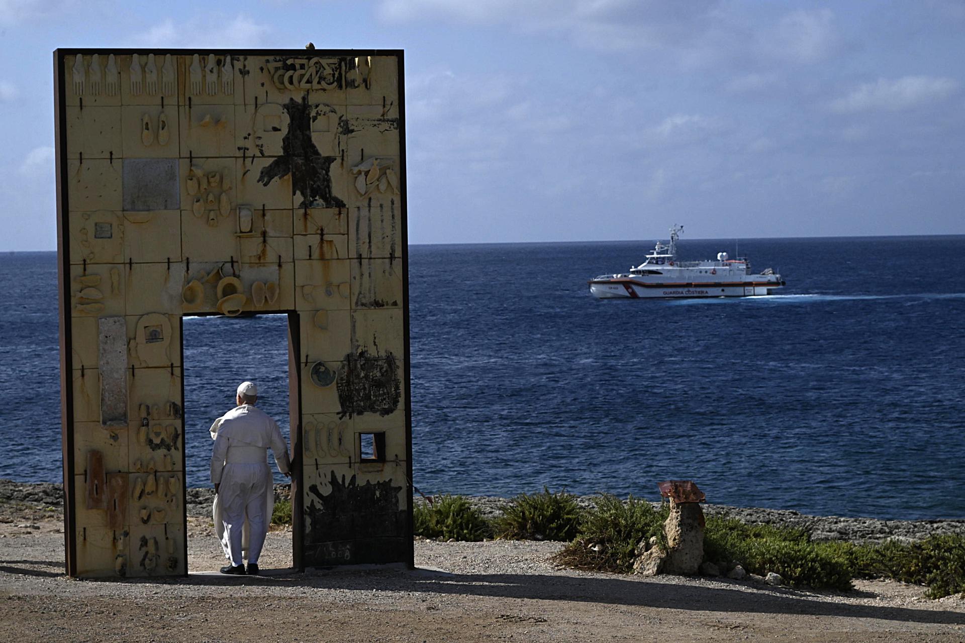 El papa León XIV reza durante su parada en el monumento de la Puerta de Europa como parte de su visita pastoral a la isla de Lampedusa, en el sur de Italia, el 4 de julio de 2026. EFE/EPA/CIRO FUSCO