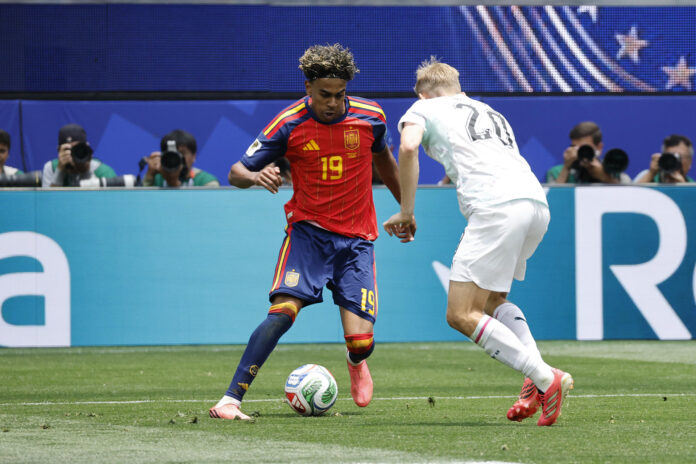 El internacional español Lamine Yamal (i), durante el partido jugado contra Austria este jueves, correspondiente a los dieciseisavos de final del Mundial de Estados Unidos, México y Canadá. EFE/ Lavandeira Jr
