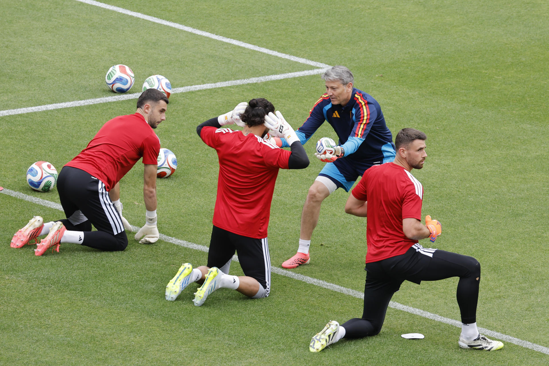 El preparador de porteros de la selección española, Miguel Ángel España, durante un entrenamiento en la concentración de la selección española de fútbol en Estados Unidos. Miguel Ángel España es el preparador de porteros de la selección española. La persona que trabaja día a día con Unai Simón, David Raya y Joan García. Del debate en la portería al récord de Unai de más minutos sin encajar un gol en un Mundial. “Es personalidad, experiencia y poso”, así le define en EFE una figura clave en el cuerpo técnico de Luis de la Fuente. EFE/Lavandeira jr