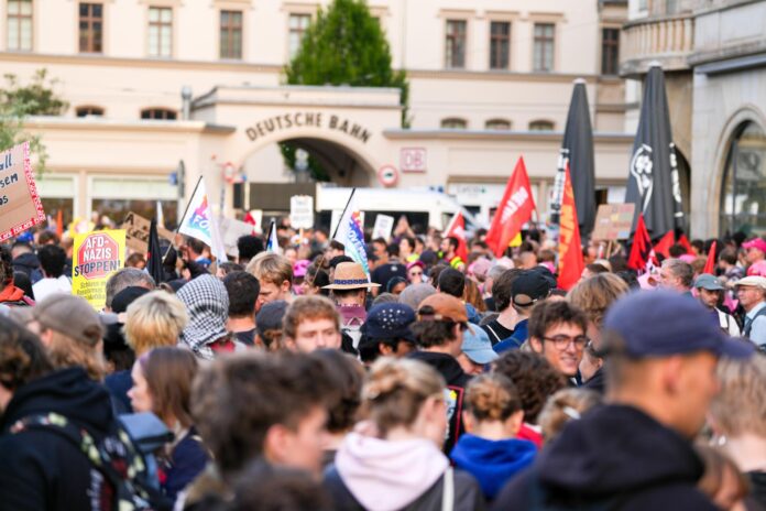 ERFURT (Germany), 04/07/2026.- Demonstrators gather in Unos 25.000 manifestantes protestan este sábado en la ciudad alemana de Erfurt, en el estado federado de Turingia, en el este del país, contra el congreso del partido ultraderechista Alternativa para Alemania (AfD). EFE/EPA/CHRISTOPH RUTENKOLK
