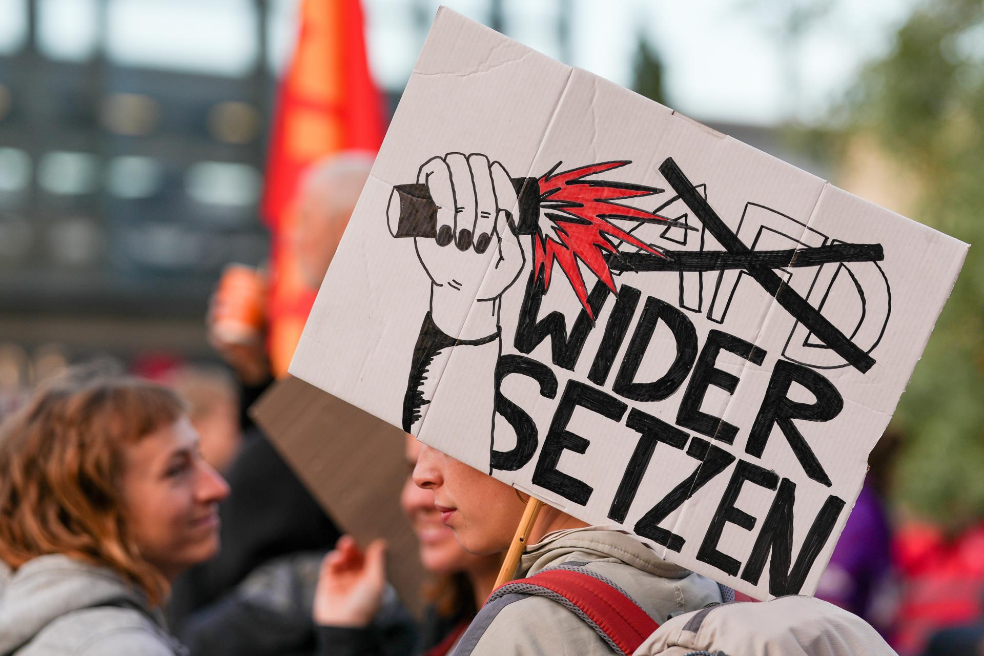 Unos 25.000 manifestantes protestan este sábado en la ciudad alemana de Erfurt, en el estado federado de Turingia, en el este del país, contra el congreso del partido ultraderechista Alternativa para Alemania (AfD). EFE/EPA/CHRISTOPH RUTENKOLK

