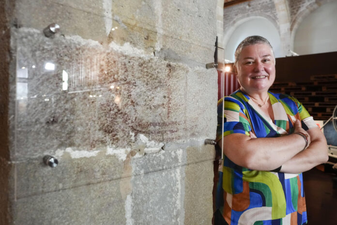 La historiadora y arqueóloga Gemma Garcia Hernando, recuerda en una entrevista con EFE como descubrió el dibujo de un antiguo navío que estava a la vista de todo el mundo, incluidos numerosos estudiosos de la historia de la navegación, pero nadie había reparado en él. Y eso que estaba a la altura de los ojos, en una columna de una de las principales salas del Museu Marítim de Barcelona. EFE/Enric Fontcuberta.
