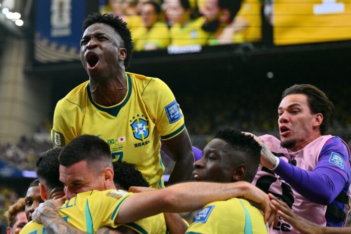 Vinicius Junior (arriba) ha sido el mejor jugador de Brasil en el Mundial 2026. EFE/EPA/SAM WASSON
