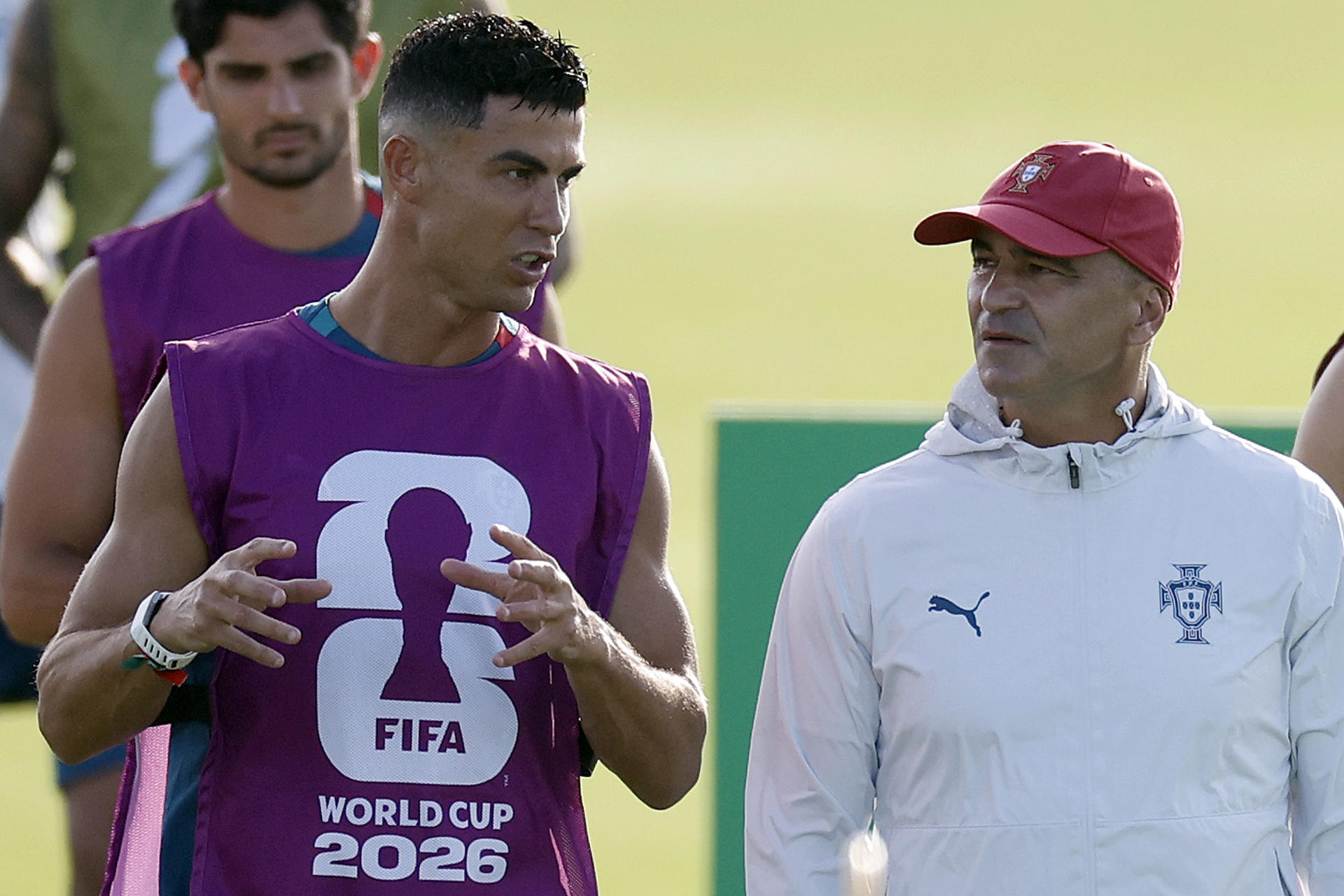 Fotografía del pasado 26 de junio, en la que puede verse al seleccionador de Portugal, Roberto Martínez (d), conversando con Cristiano Ronaldo (i), durante un entrenamiento en el marco del Mundial de Estados Unidos, México y Canadá. EFE/ Alberto Estevez