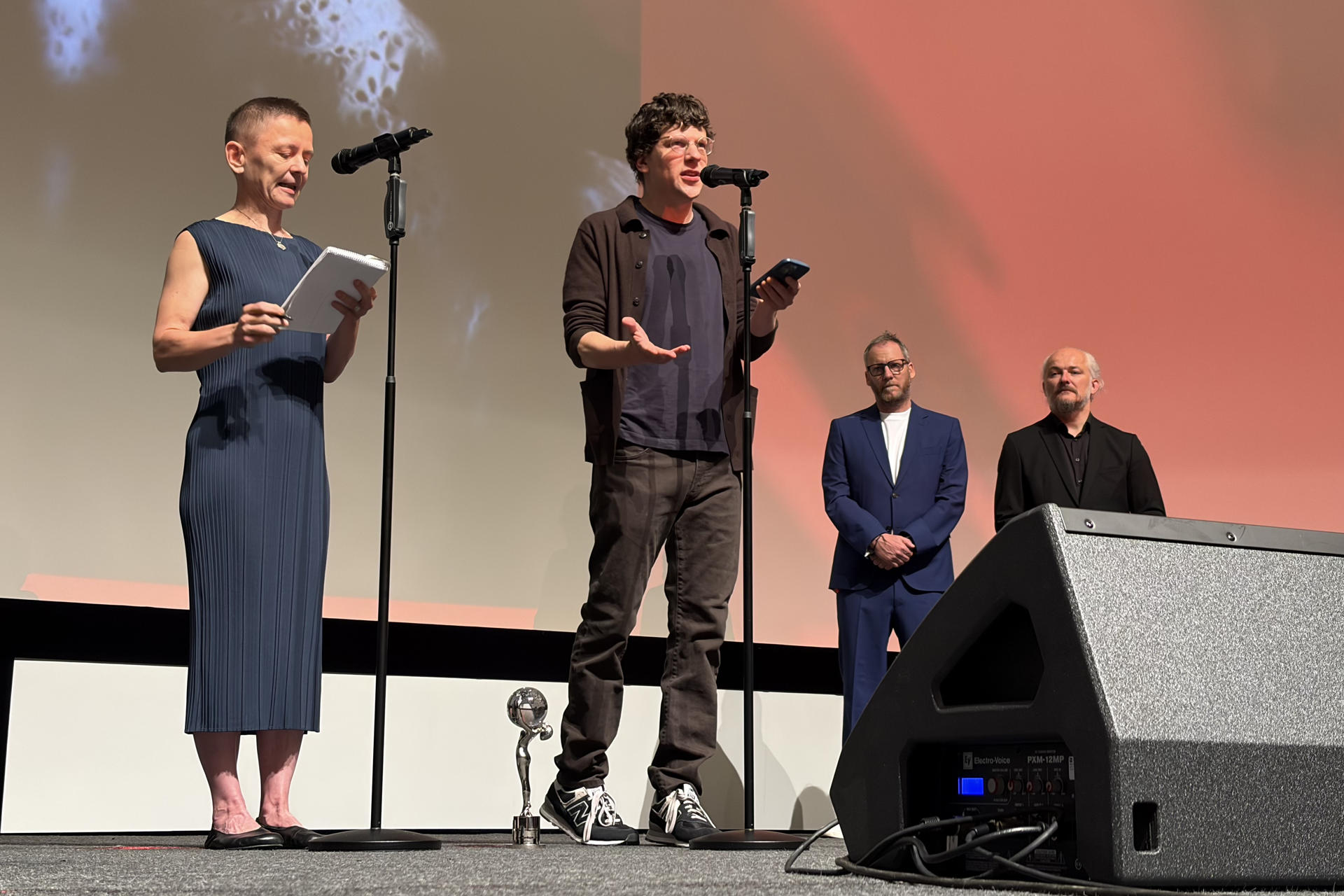 El actor y cineasta estadounidense Jesse Eisenberg (d) recibió este sábado el Premio del Presidente en el Festival Internacional de Cine de Karlovy Vary por su "sensibilidad transatlántica" y su trayectoria artística, que, según aseguró en su discurso, espera que encuentre en Europa un nuevo rumbo. EFE/ Sara Corsellas
