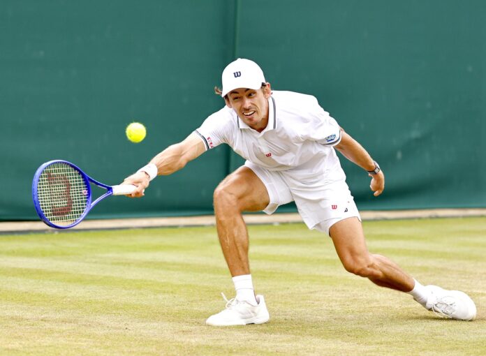 El tenista australiano Alex de Miñaur, durante su partido de tercera ronda del torneo de Wimbledon contra el estadounidense Zachary Svajda, disputado este sábado. EFE/ TOLGA AKMEN
