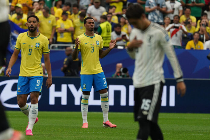 Fotografía del pasado 29 de junio, en la que puede verse al defensa brasileño Gabriel Magalhães (c), durante un partido del Mundial de Estados Unidos, México y Canadá. EFE/ Kenneth Fernández

