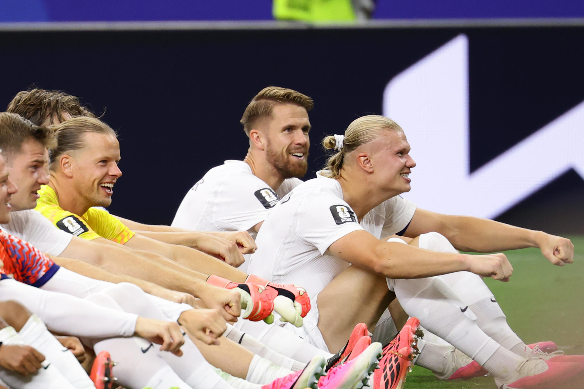 Fotografía del pasado 30 de junio, en la que puede verse al noruego Erling Haaland (d), al término de un partido del Mundial de Estados Unidos, México y Canadá. EFE/ Carlos Ramírez