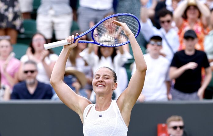 La ucraniana Marta Kostyuk celebra su triunfo de este sábado contra la estadounidense Emma Navarro, en su partido de tercera ronda del torneo de Wimbledon. EFE/TOLGA AKMEN
