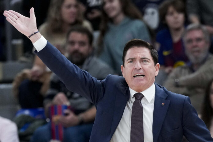 Fotografía del pasado 11 de enero, en la que puede verse a Xavi Pascual, entonces como entrenador del Barça. EFE/ Enric Fontcuberta
