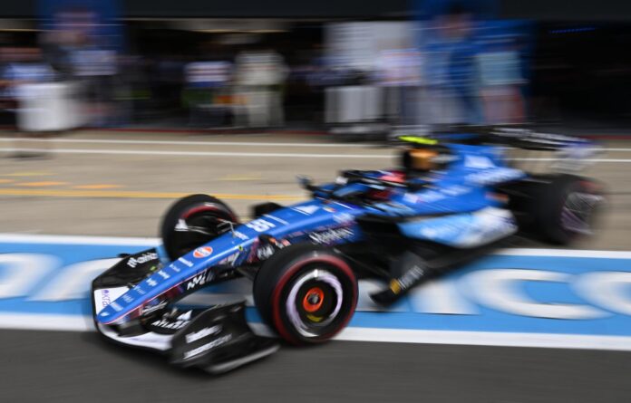 El español Carlos Sainz (Williams) en la segunda ronda (Q2) de la calificación para el Gran Premio de Gran Bretaña. EFE/EPA/PETER POWELL
