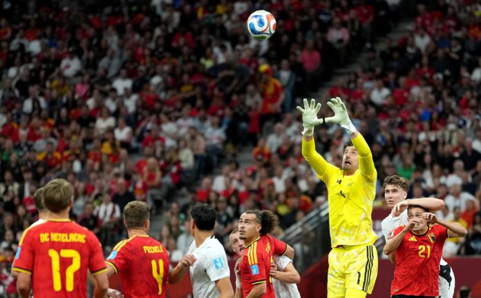 El portero belga Thibaut Courtois atrapa el balón en su partido de la fase de grupos contra Nueva Zelanda jugado en Vancouver, Canadá. EFE/EPA/BOB FRID

