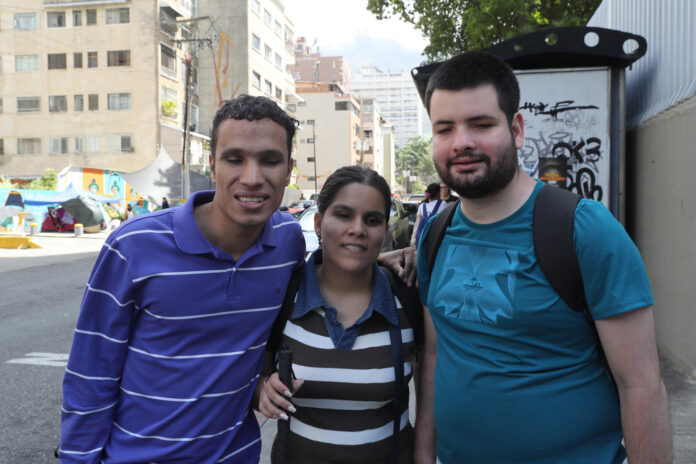 Álvaro (i), Alejandra y Abdiel (d) posan durante una entrevista con EFE este sábado en Caracas (Venezuela). EFE/ Raúl Martínez

