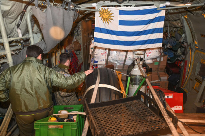 Integrantes de la Fuerza Aérea custodian el avión Hércules que transporta ayuda humanitaria para Venezuela este sábado desde Montevideo (Uruguay). EFE/ Federico Gutiérrez
