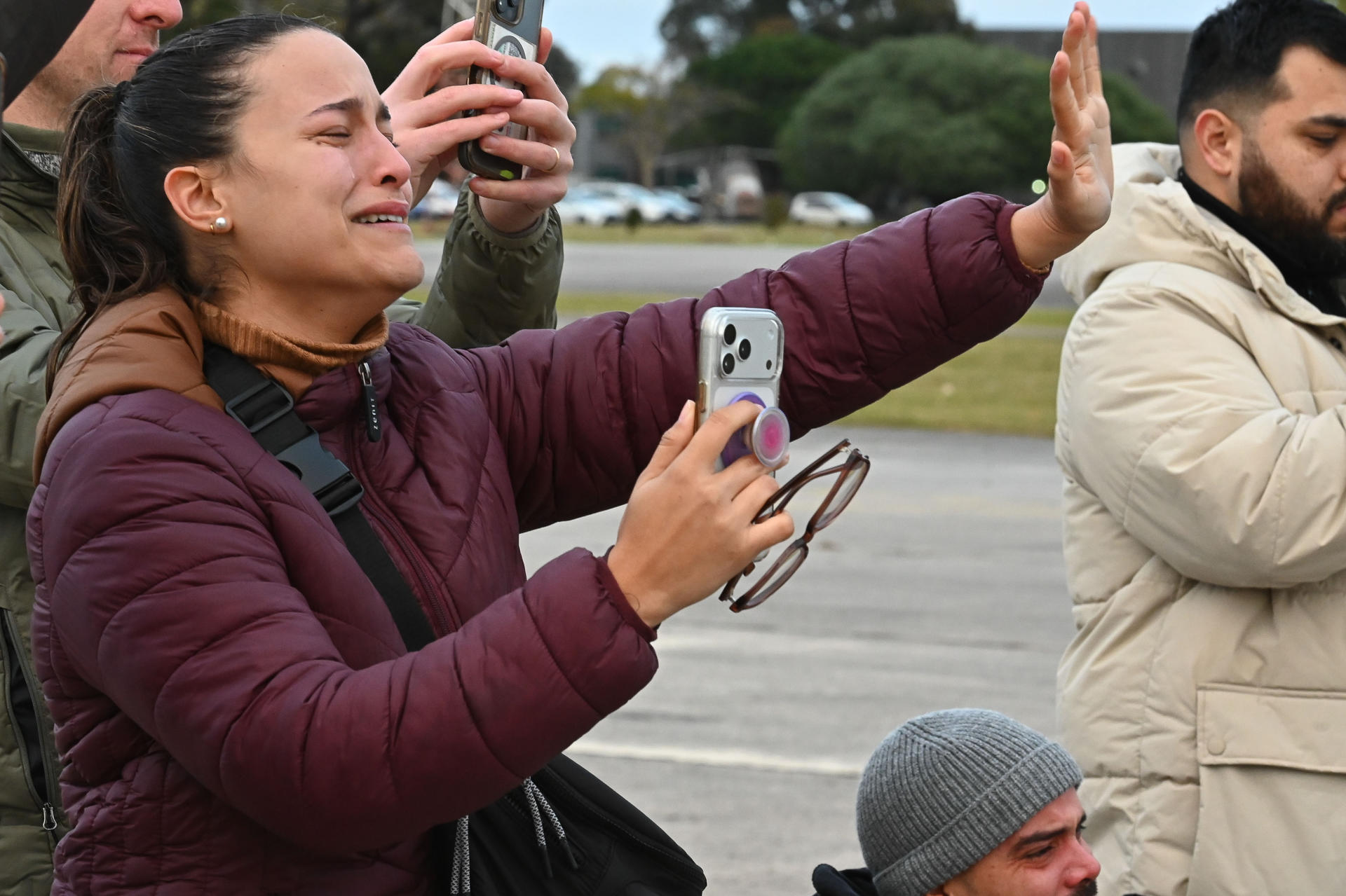 Voluntarios venezolanos despiden el avión Hércules que transporta ayuda humanitaria para Venezuela este sábado desde Montevideo (Uruguay). EFE/ Federico Gutiérrez
