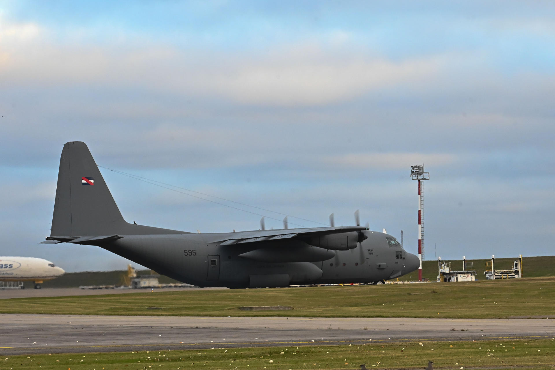 Fotografía del avión Hércules que transporta ayuda humanitaria para Venezuela este sábado desde Montevideo (Uruguay). EFE/ Federico Gutiérrez
