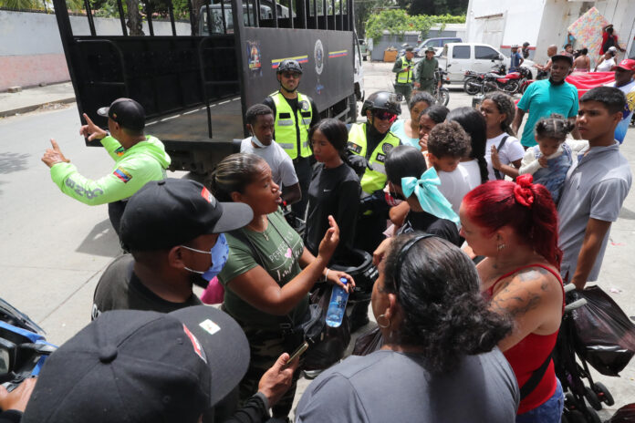 Personas protestan este sábado por la falta de respuesta del gobierno después de los terremotos ocurridos en la zona de Caraballeda, en La Guaira (Venezuela). EFE/ Raúl Martínez
