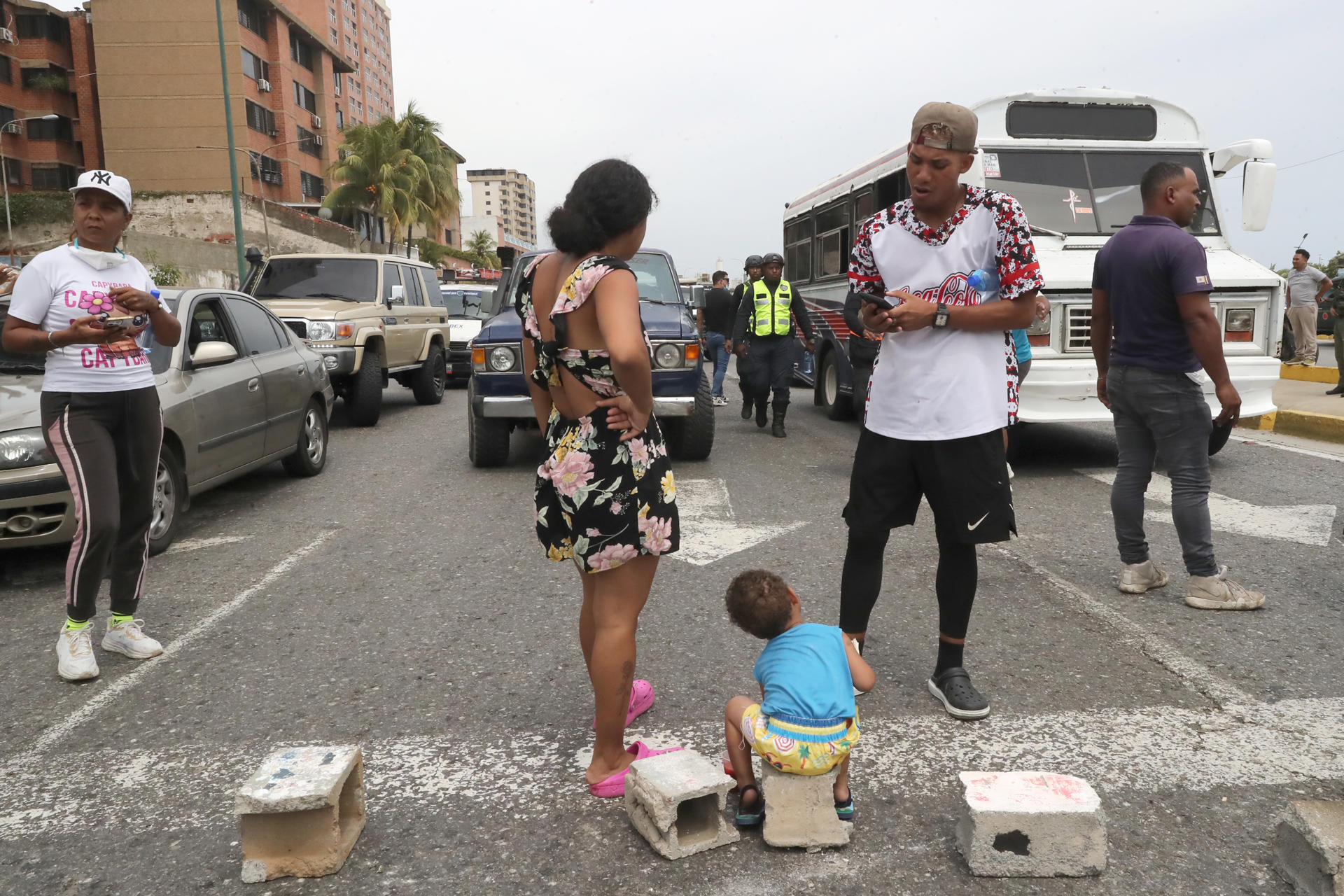 Personas protestan este sábado por la falta de respuesta del gobierno después de los terremotos ocurridos en la zona de Caraballeda, en La Guaira (Venezuela). EFE/ Raúl Martínez
