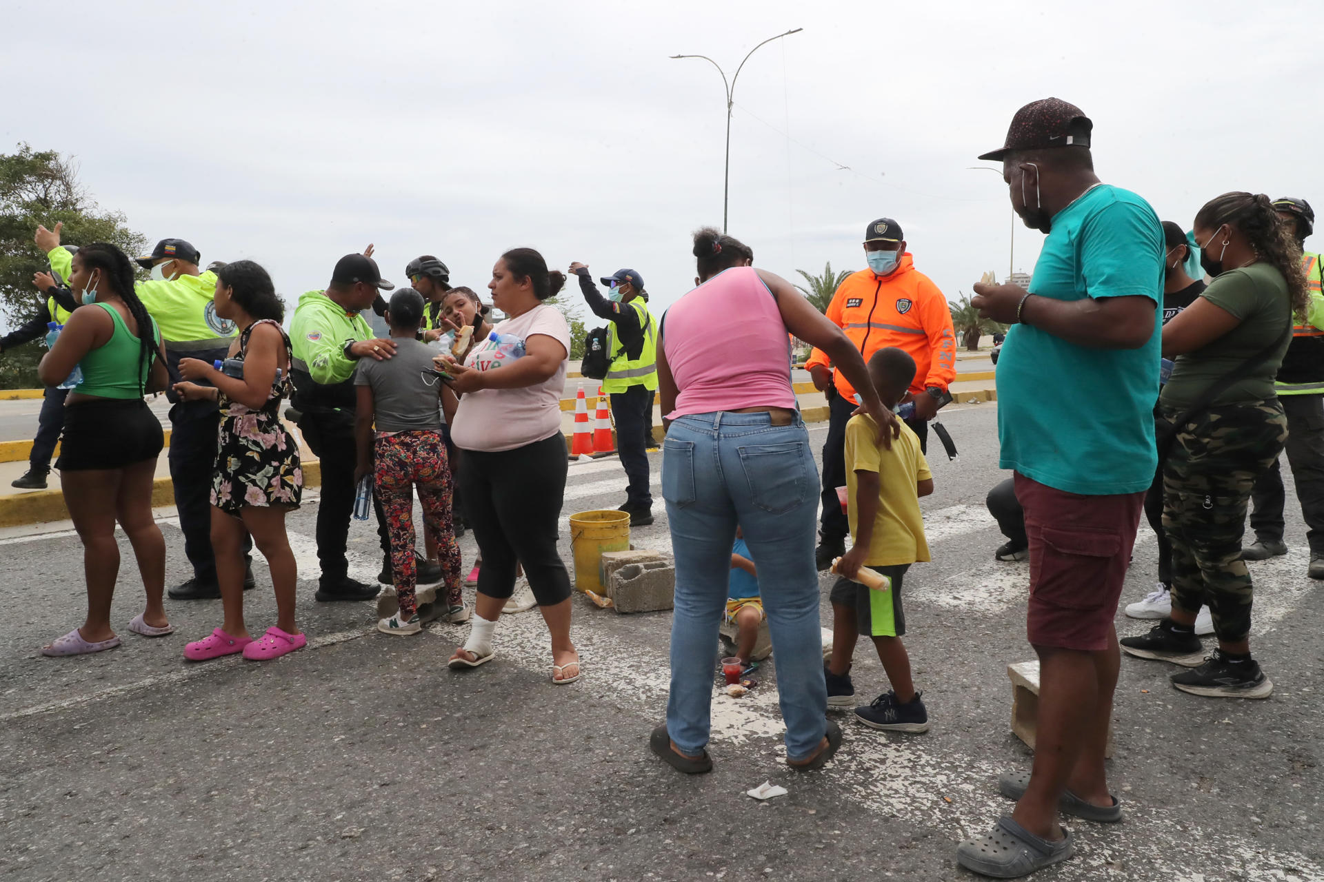 Personas protestan este sábado por la falta de respuesta del gobierno después de los terremotos ocurridos en la zona de Caraballeda, en La Guaira (Venezuela). EFE/ Raúl Martínez
