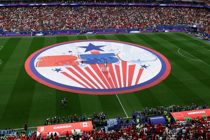 Lona especial en el campo del NRG Stadium de Houston en los prolegómenos del duelo de octavos de final del Mundial entre Canadá y Marruecos.EFE/EPA/CHRISTOPHER NEUNDORF
