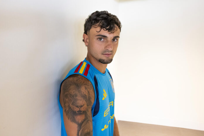 Marc Pubill (Tarrasa, Barcelona, 2003) se estrenó con España a lo grande. Primera convocatoria y directo al Mundial. Con debut ante Austria y un objetivo claro: “Ojalá el día 21 me esté tatuando este Mundial”, asegura en una entrevista con EFE en la que da las gracias a Marcos Llorente por ser su “coach”, ya que ha incorporado sus rutinas. Despertar al amanecer, máximas horas de sol, gafas con cristales amarillos… “Lo noto en mi energía y en mi vitalidad”. EFE/Lavandeira jr
