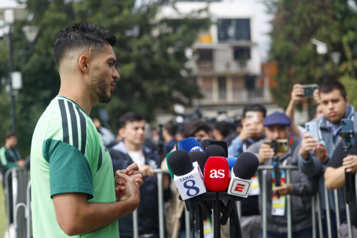 El jugador de la selección mexicana Raúl Jiménez, durante el entrenamiento en el Centro de Alto rendimiento en Ciudad de México este sábado.-EFE/ Sashenka Gutiérrez
