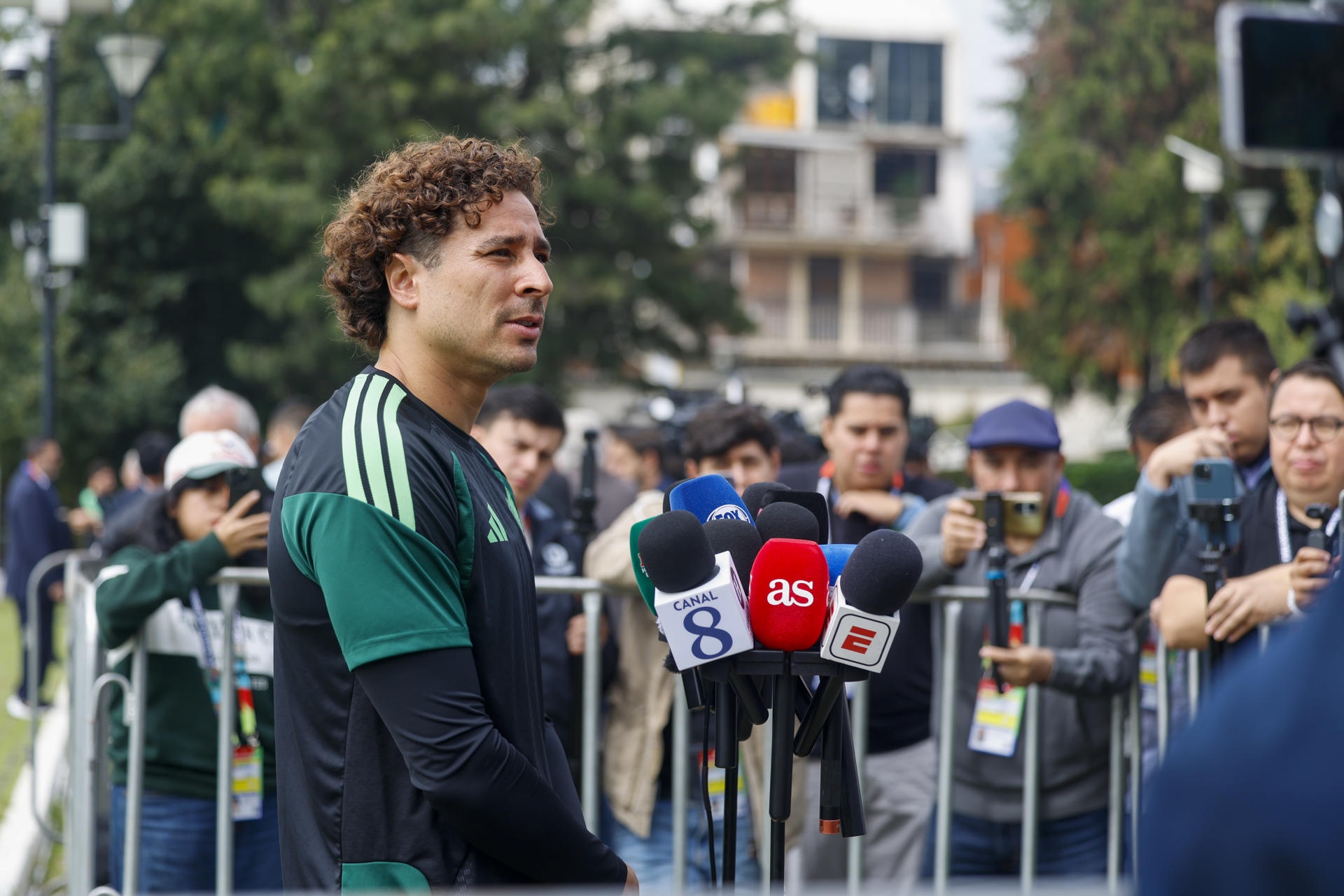 El portero de la selección mexicana Guillermo Ochoa, durante el entrenamiento en el Centro de Alto rendimiento en Ciudad de México este sábado.-EFE/ Sashenka Gutiérrez
