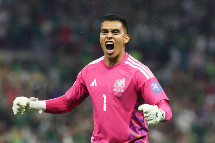 Raúl Rangel de México celebra un gol de Julián Quiñones en un partido de los dieciseisavos de final del Mundial de la FIFA 2026 entre México y Ecuador en el estadio Azteca​, en Ciudad de México (México). EFE/ Alex Cruz

