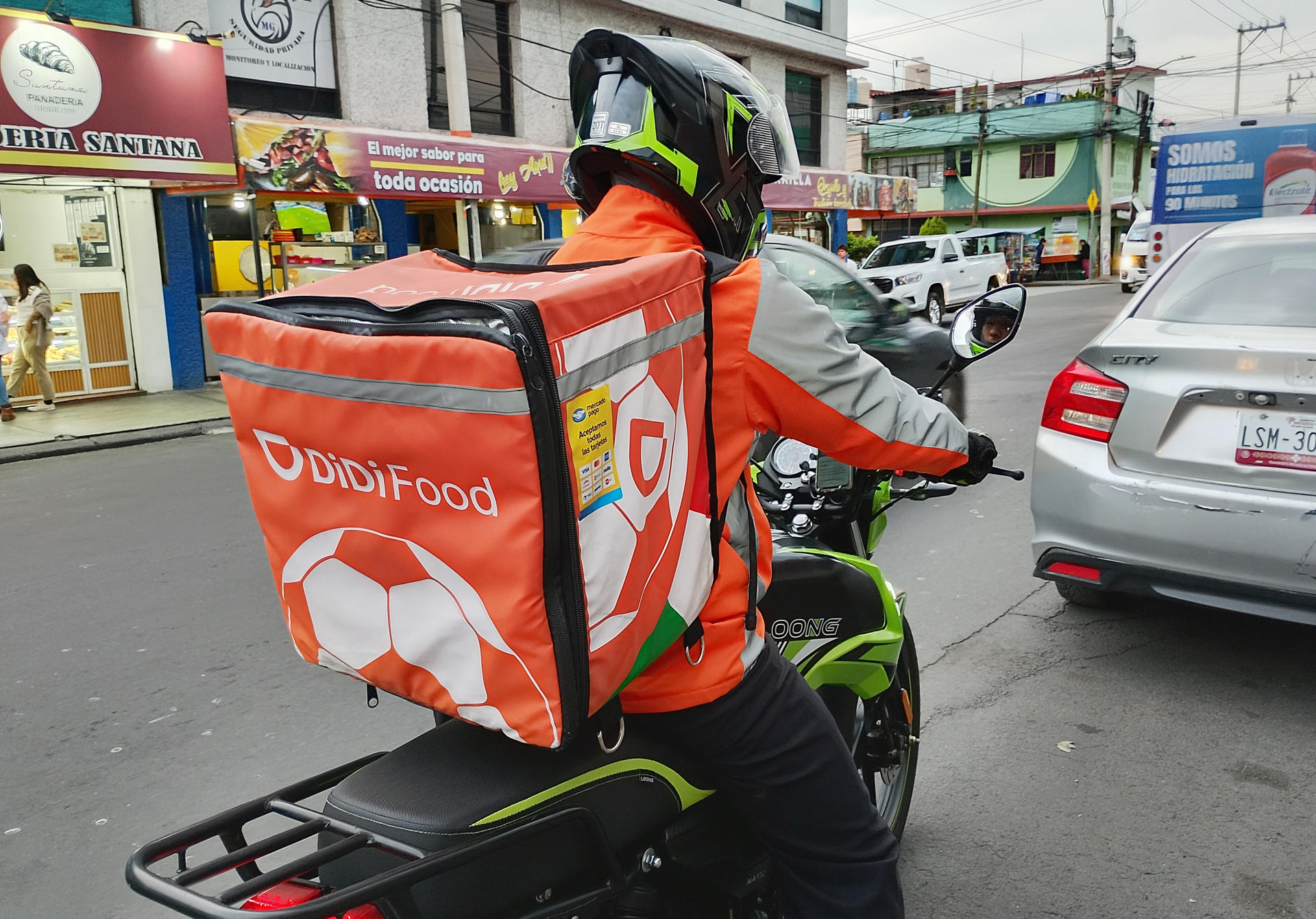 Fotografía de un repartidor de comida de una plataforma digital este viernes, en Ciudad de México (México). EFE/Eduardo Guerra
