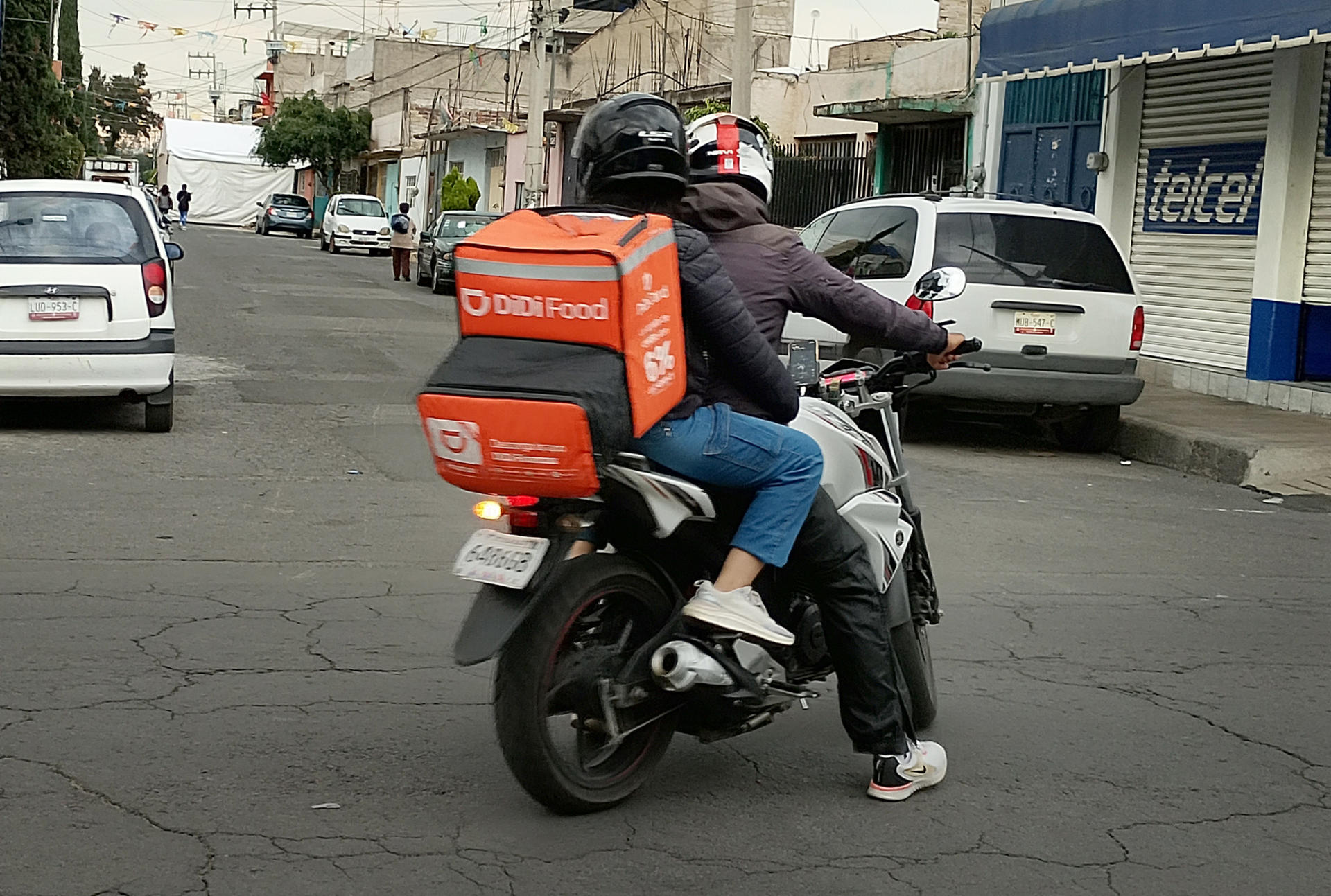 Fotografía de repartidores de comida de una plataforma digital este viernes, en Ciudad de México (México). EFE/Eduardo Guerra
