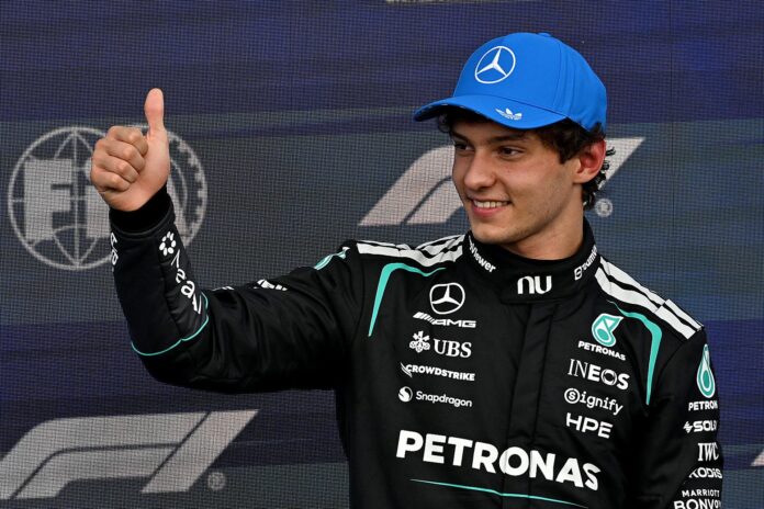 SILVERSTONE (Reino Unido), 04/07/2026.- El italiano Andrea Kimi Antonelli (Mercedes), que saldrá primero en el Gran Premio de Gran Bretaña, el noveno del Mundial de Fórmula Uno, en el circuito de Silverstone (Inglaterra); donde antes de dominar este sábado la ventosa cronometrada principal, ganó la prueba sprint. EFE/EPA/PETER POWELL .
