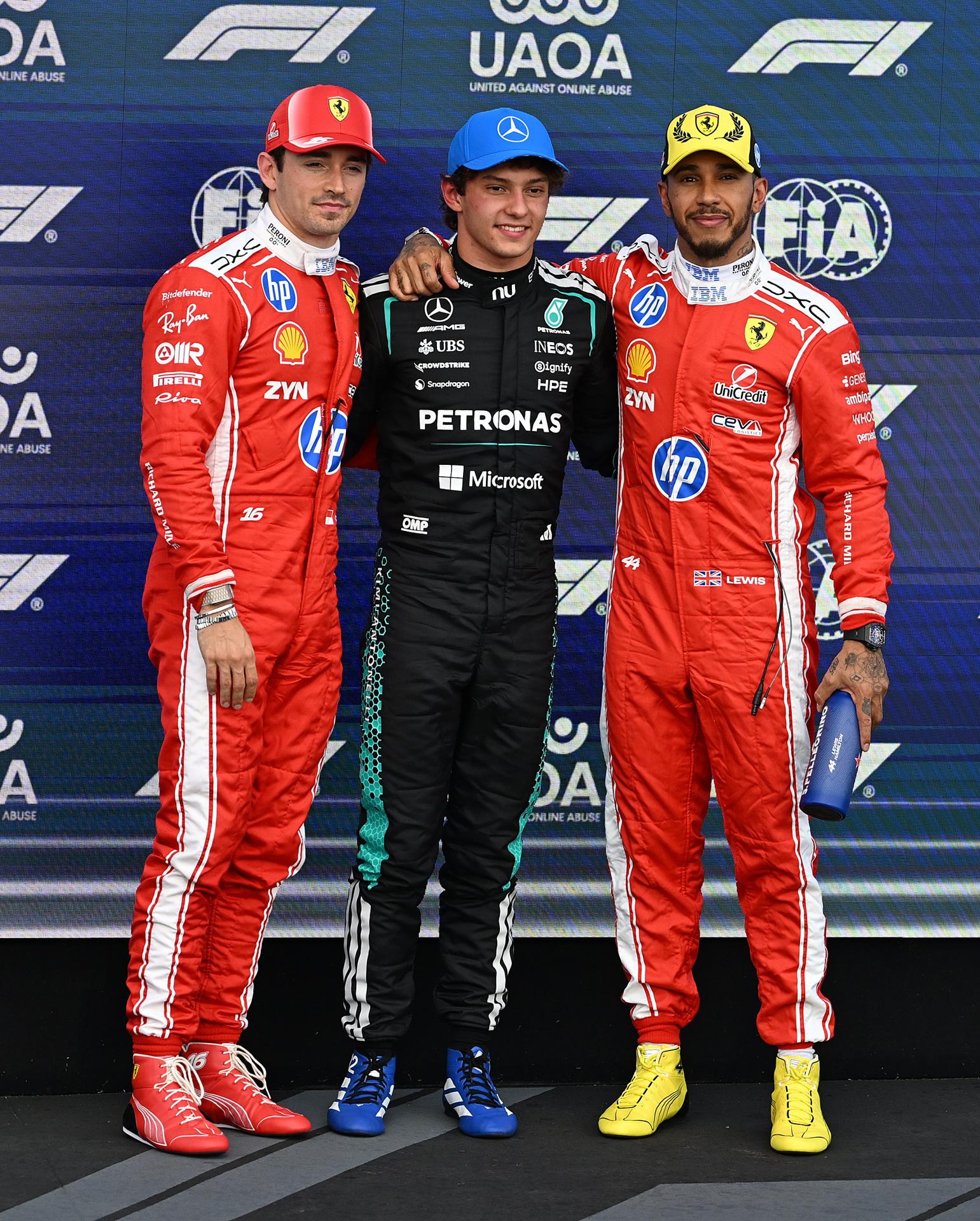 SILVERSTONE (Reino Unido), 04/07/2026.- El italiano Andrea Kimi Antonelli (Mercedes, c.), que saldrá primero en el Gran Premio de Gran Bretaña, el noveno del Mundial de Fórmula Uno, en el circuito de Silverstone (Inglaterra); al lado de los pilotos de Ferrari, el monegasco Charles Leclerc (i.) y el séptuple campeón del mundo inglés Lewis Hamilton (d.), que saldrán segundo y tercero, respectivamente. EFE/EPA/PETER POWELL .
.