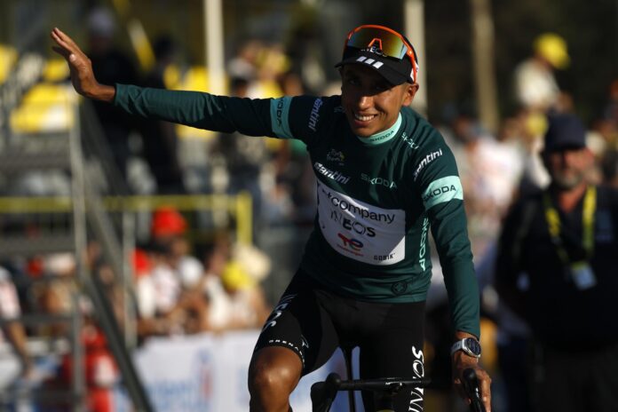 El ciclista colombiano Egan Bernal of Netcompany Ineos Cycling durante la primera etapa del Tour de Francia, una contrarreloj por equipos de 19,6 kilómetros este sábado en Barcelona.- EFE/EPA/GUILLAUME HORCAJUELO
